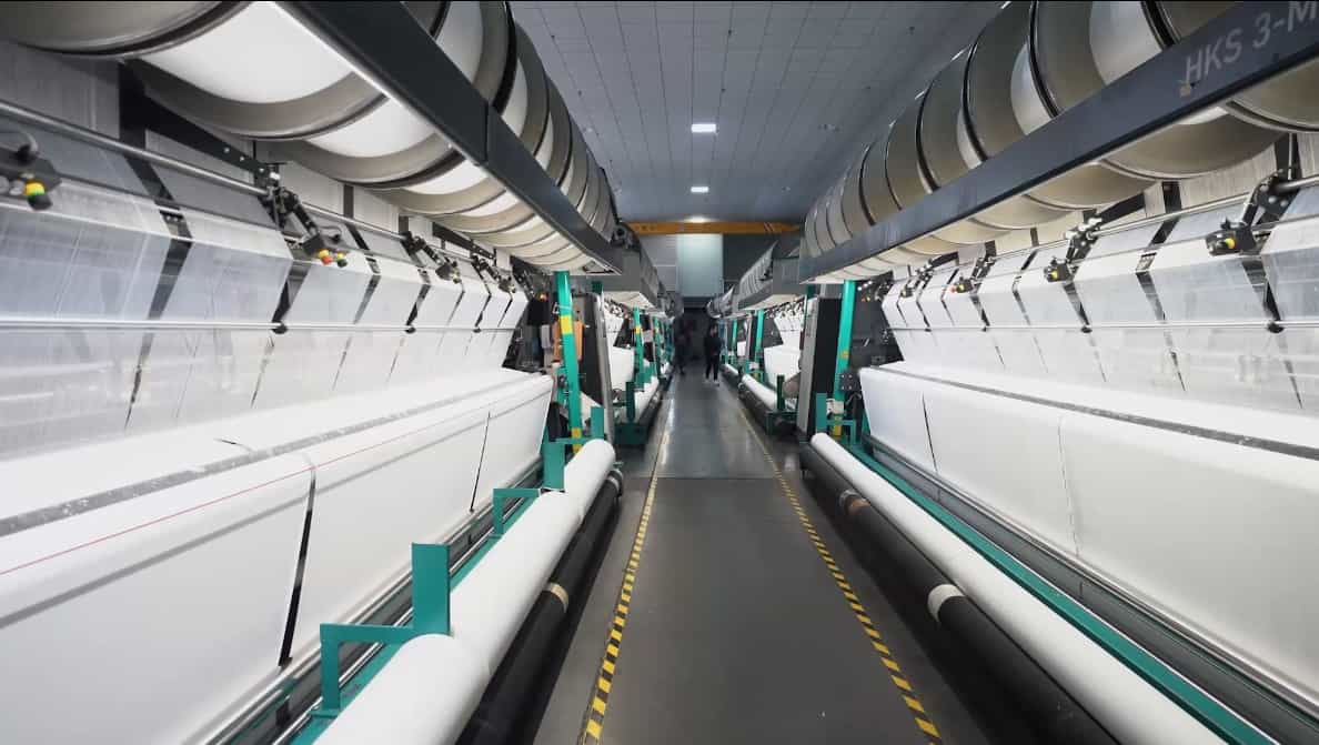 قماش البوليستر وأقمشة أخرى في معمل النساج في الصين