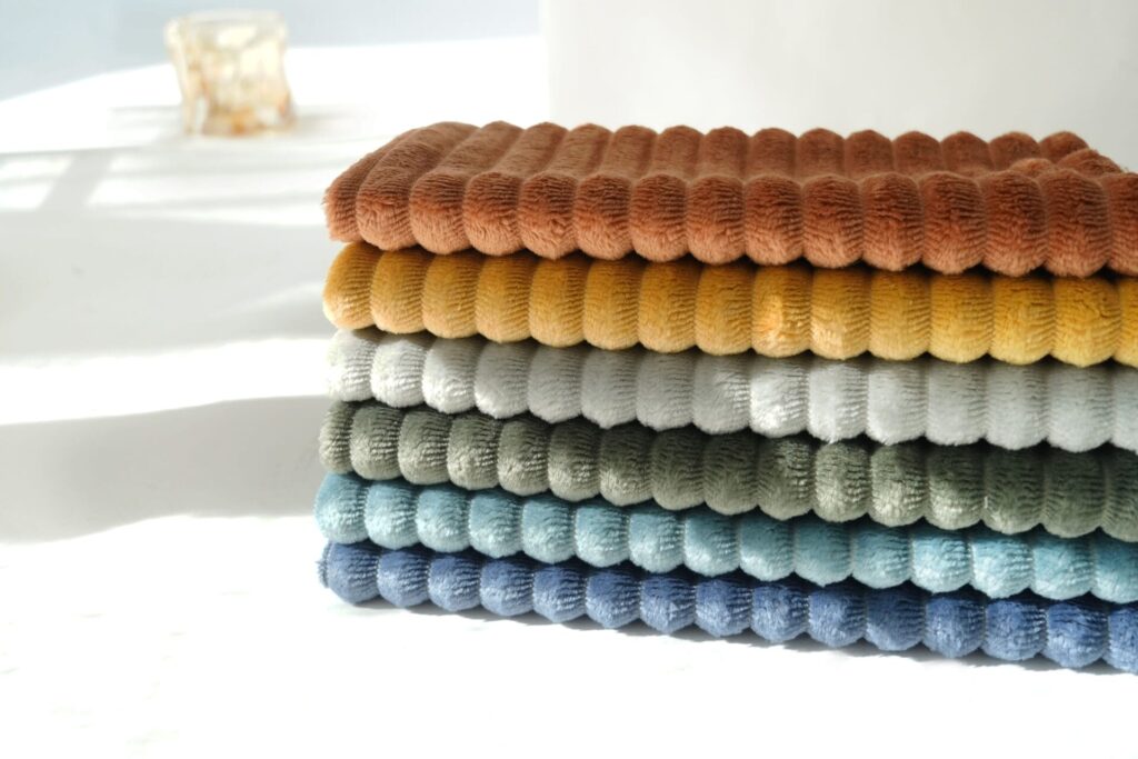 كل ما تحتاج معرفته عن استخدام قماش المخمل للكنب 